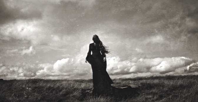 Le apocalissi dark della musa dai capelli rossi