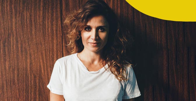 La cantautrice internazional-popolare