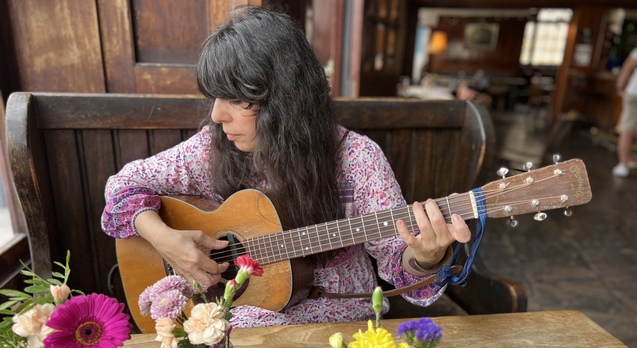 Viaggio attraverso gli occhi della folksinger esploratrice