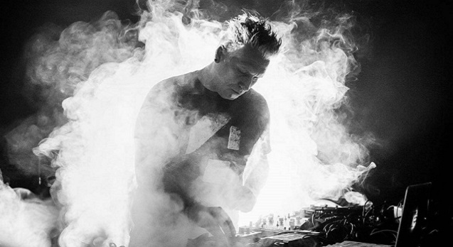 Ai piedi di un drone nero